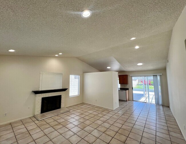 Building Photo - Available Now! 3 Bedroom, 2 bathroom home ...