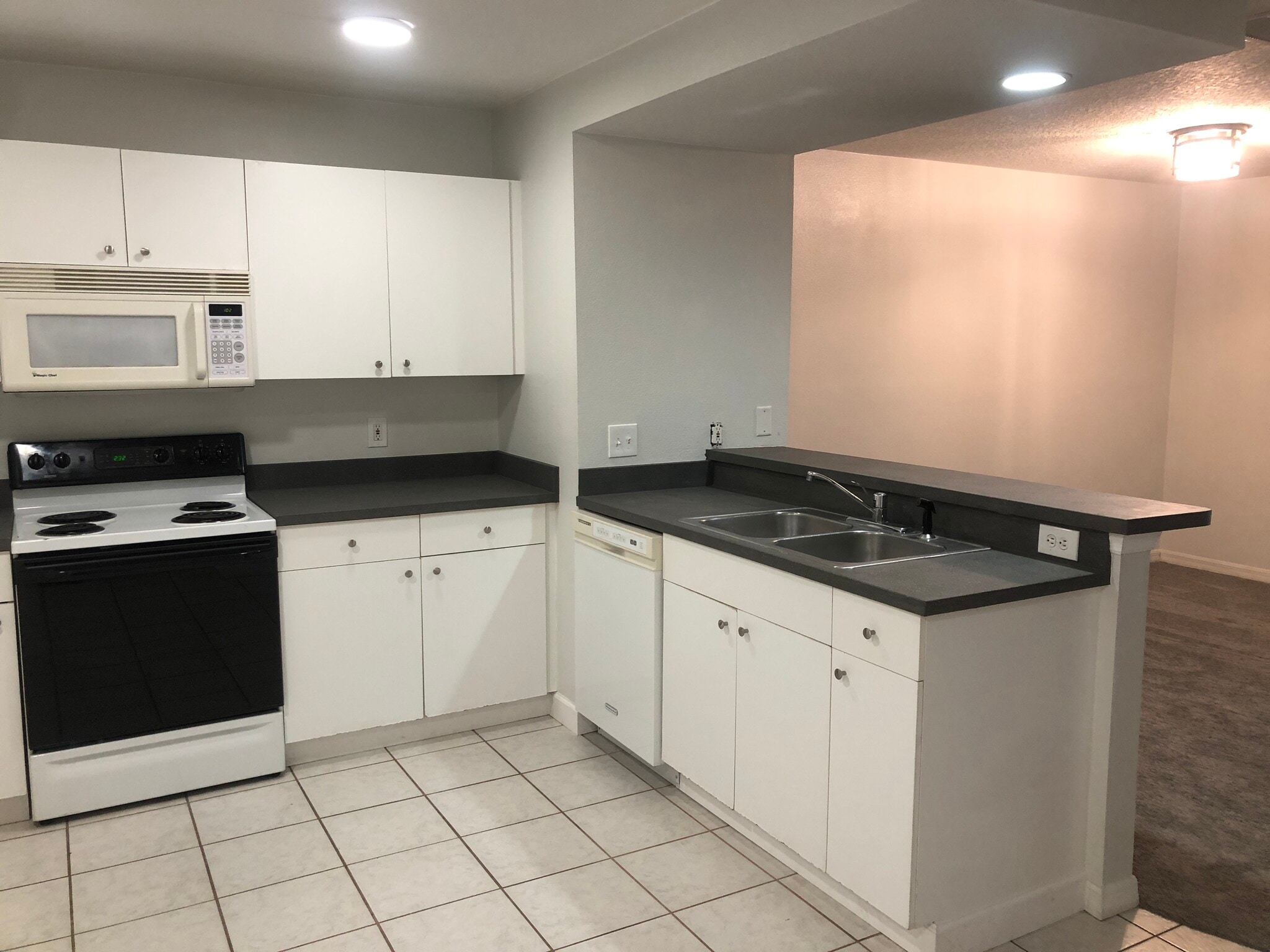 Building Photo - 804 E South St