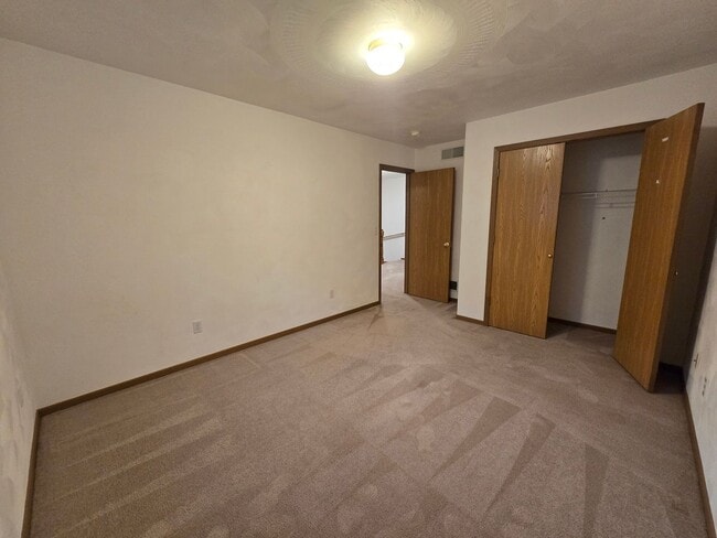 Building Photo - Large 3 Bedroom Townhouse in Burrell Schoo...