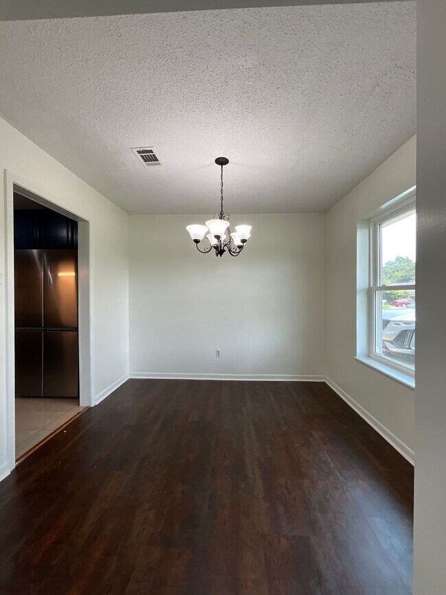 Building Photo - 1018 Meadow Brook Street