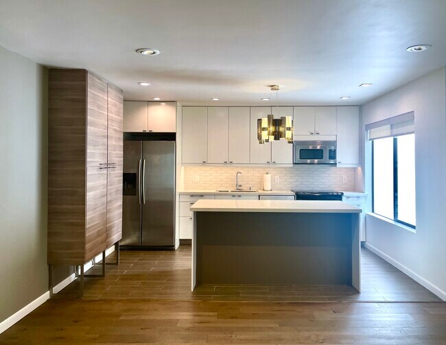 Building Photo - 1885 Pacific Ave