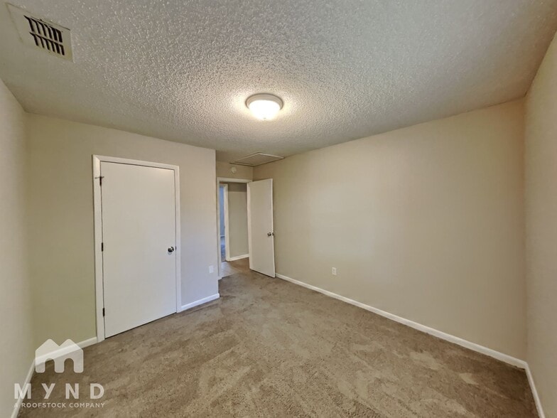 Building Photo - 2030 Voltaire St