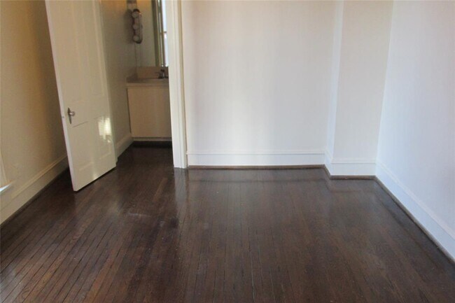 Building Photo - 800 San Antonio St