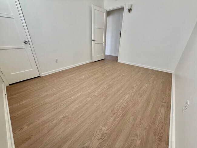 Building Photo - Large Private Yard, New Flooring & Free Laundry in Renovated 1BD