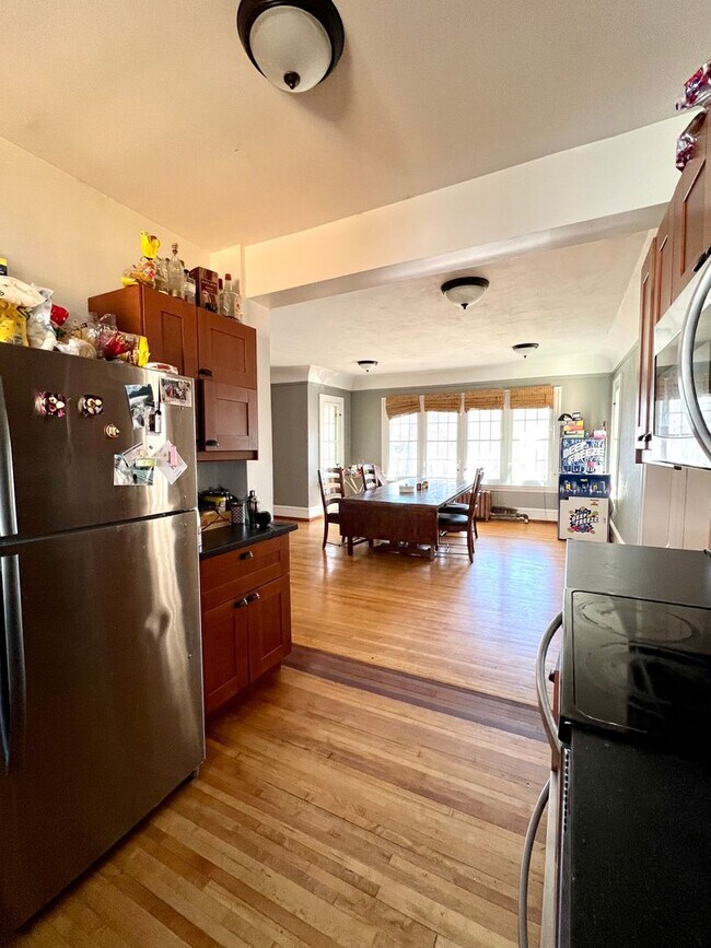 Building Photo - AVAILABLE JUNE - Charming 4 Bed 1.5 Bath Home