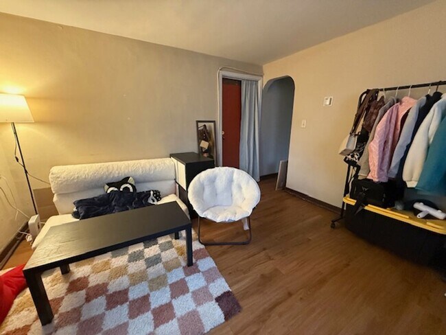 Building Photo - Urbana Apartment Near Downtown with Warm, Inviting Spaces