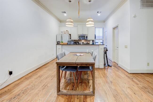 Building Photo - 3105 Fairdale Oaks E