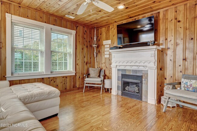 Building Photo - 2681 Island Dr
