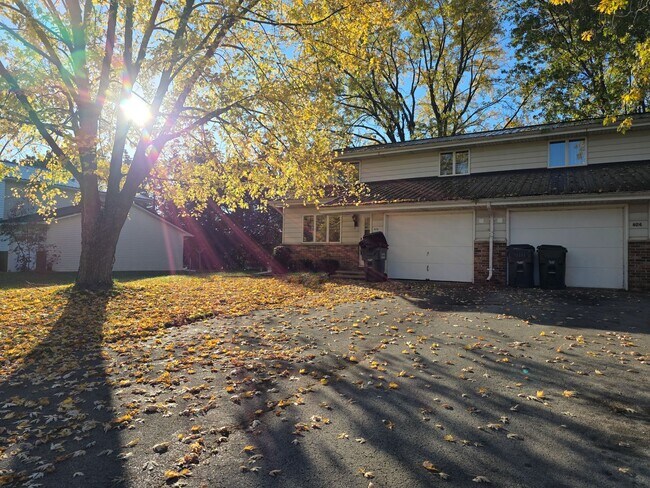 Building Photo - 624-626 Crestview Drive