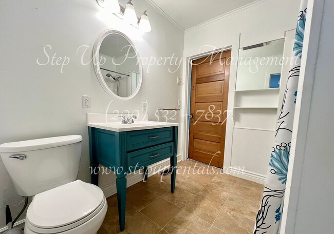 Building Photo - Cozy Downtown 2 Bedroom Bungalow in the He...