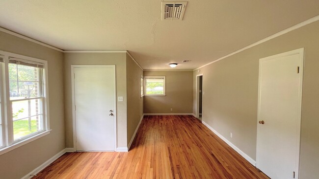 Building Photo - Hello Gorgeous !! 3- bedroom just waiting ...