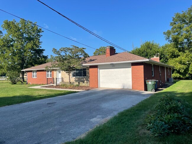 Primary Photo - 256 Williams St