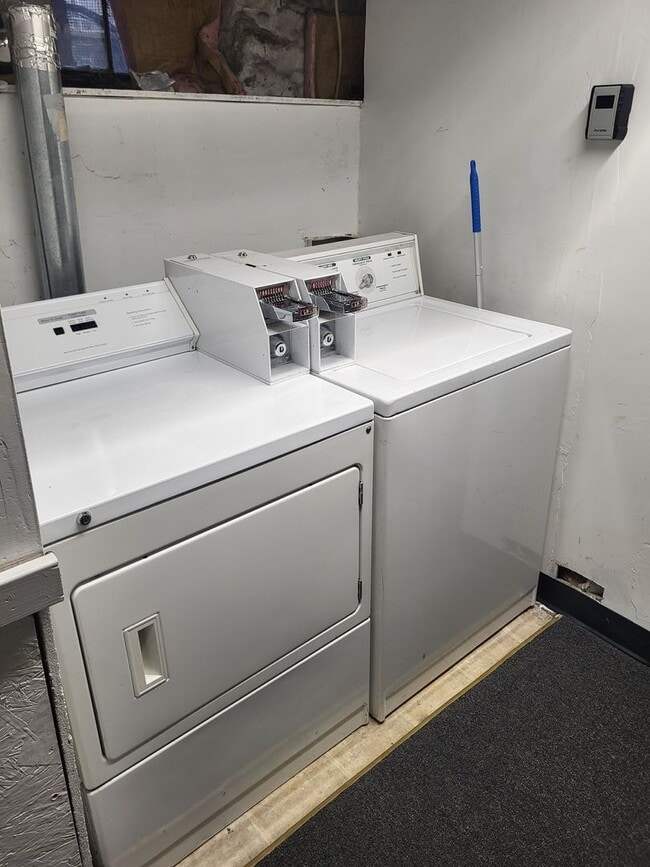 Building Photo - Available July 5, 2026! Spacious 4 bedroom...