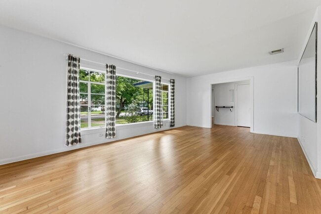 Building Photo - Nicely Updated 3/2 in Hyde Park