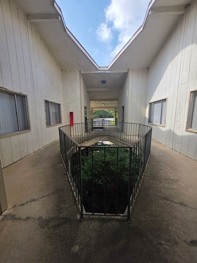 Building Photo - 1208 Bush River Rd