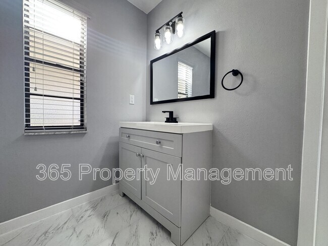 Building Photo - 3028 Clewiston St