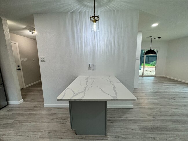 Building Photo - 1004 E Red Cedar Cir