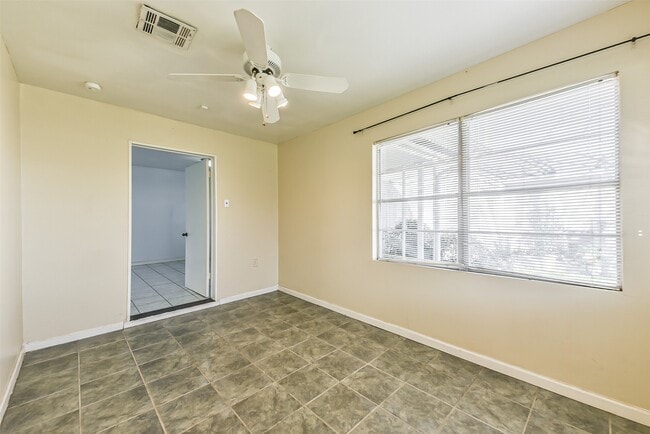Building Photo - 4710 Wedgewood Dr