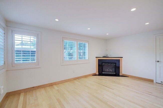 Building Photo - 3bd/2ba Mercer Island Home