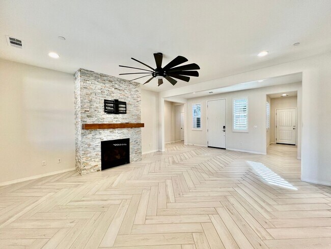 Building Photo - AVAILABLE NOW!! STUNNING 4 Bed/ 3.5 Bath POOL HOME in La Quinta!