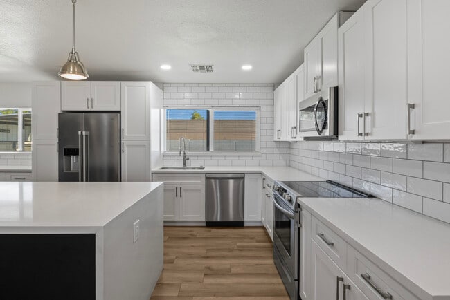 Building Photo - 2166 E Greenway Dr