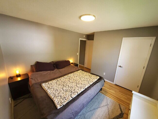 Building Photo - 4 bed 2 bath Comfortable and spacious single-family house, in NE Minneapolis
