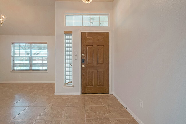 Building Photo - Spacious 3-Bedroom, 2-Bathroom Home with F...