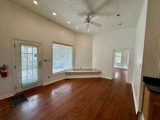 Building Photo - 3 BED | 2 BATH | GATED BACKYARD | THOMAS S...