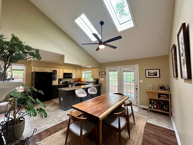 Building Photo - 1205 Woodbridge Dr