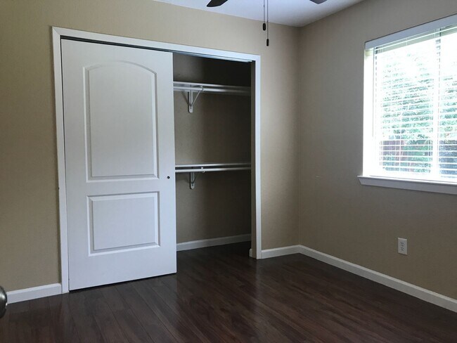 Building Photo - Nice 3/2 IN GRACY WOODS