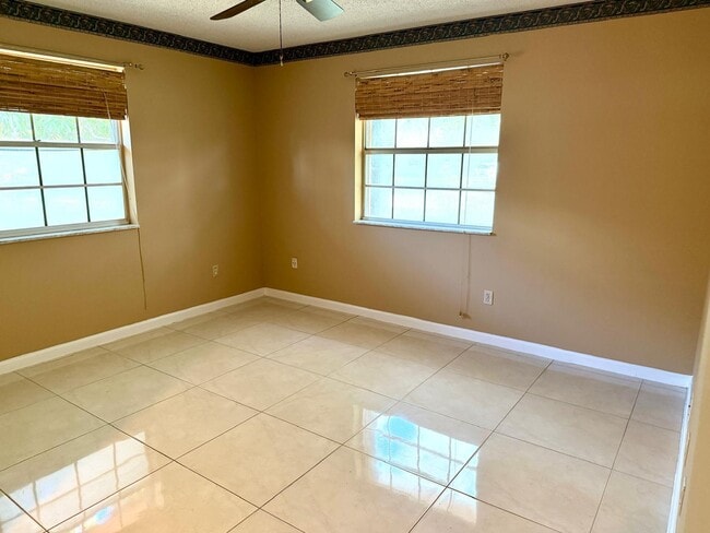 Building Photo - 1235 Rowayton Cir