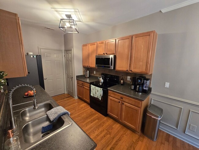 Building Photo - Beautiful Apex Townhome with Greenway Access & Community Amenities