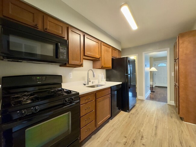 Building Photo - Charming 3 Bedroom/1.5 Bathroom in Parkvil...