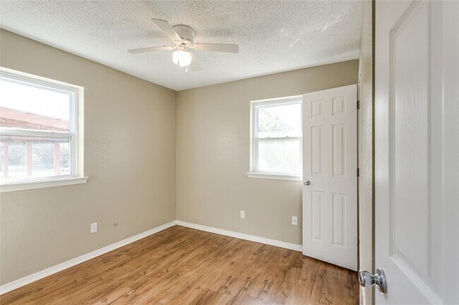 Building Photo - 645 Lloyd Ave