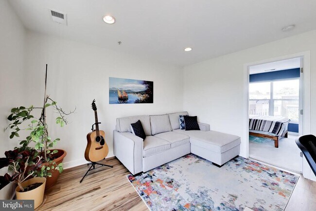 Building Photo - 4550 Longfellow St