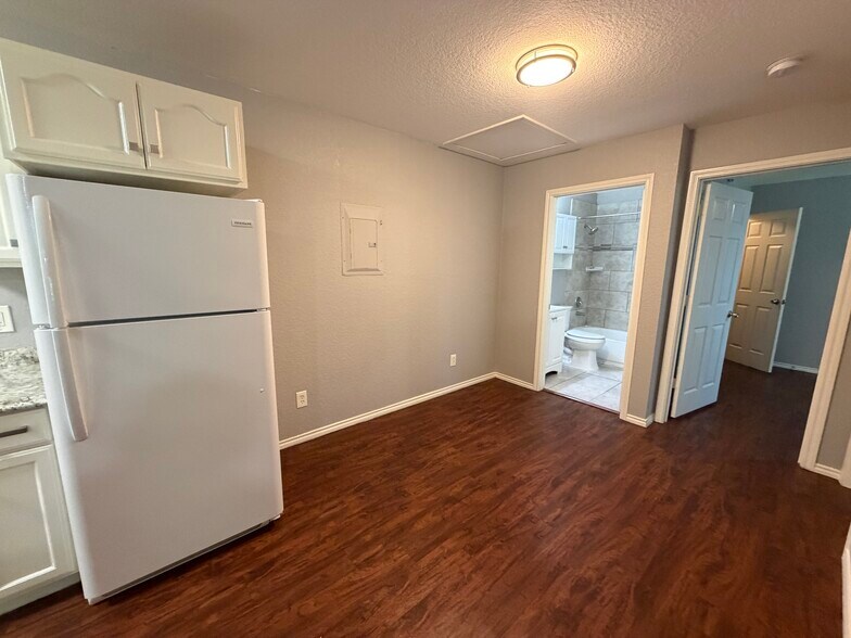 Building Photo - 11106 Bel Air Dr