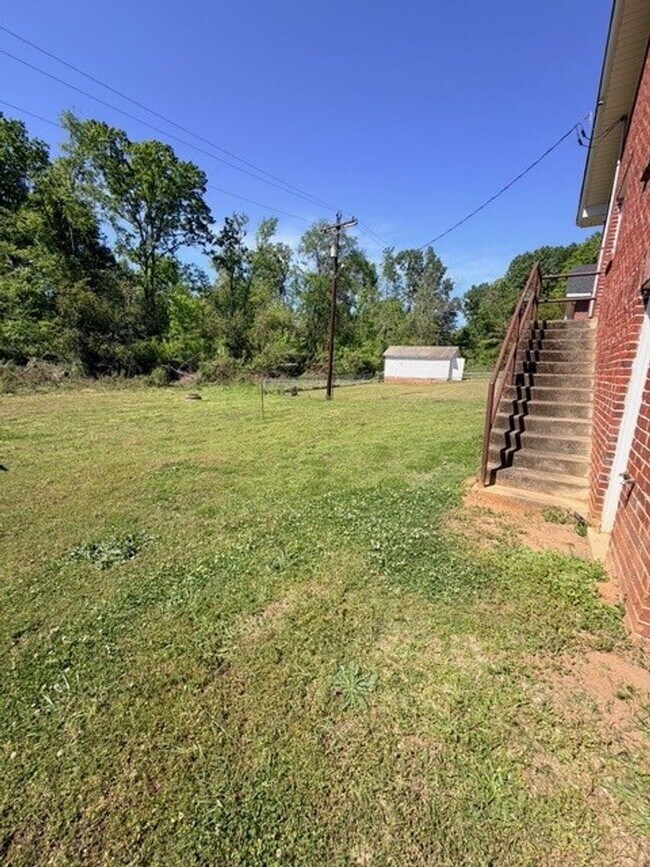 Building Photo - 312 Sirrine St