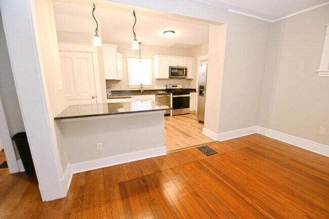 Building Photo - Close to Notre Dame, newly remodeled 3 bed...