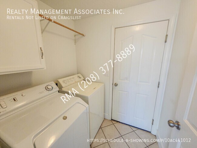 Building Photo - 2717 E Sandgate Ave