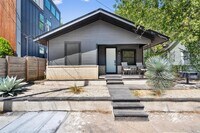 Building Photo - 2204 Santa Rita St