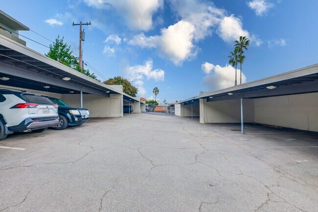 Building Photo - 633 W Hyde Park Blvd