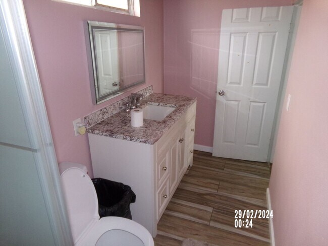Building Photo - 4bd 1ba Home