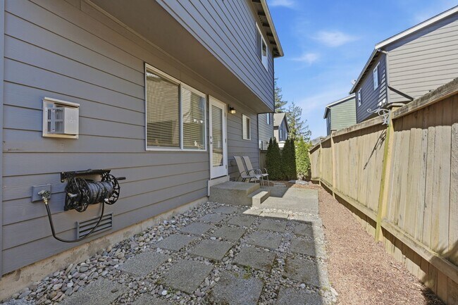 Building Photo - Lake Stevens Gem