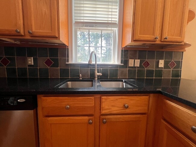 Building Photo - 1093 Wintergreen Ln