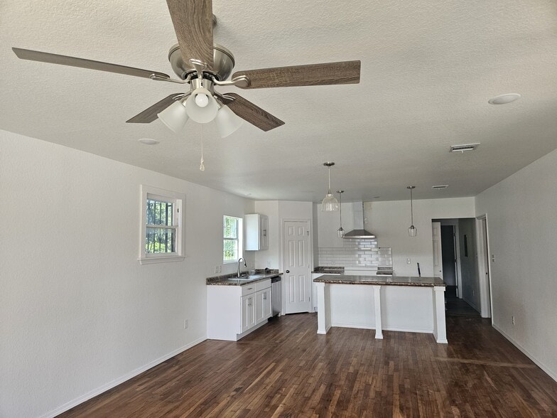 Building Photo - 923 McIlvaine