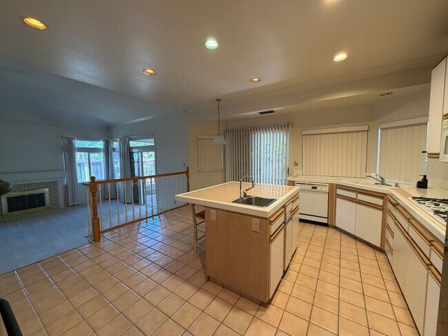 Building Photo - 625 Fox Hollow Way