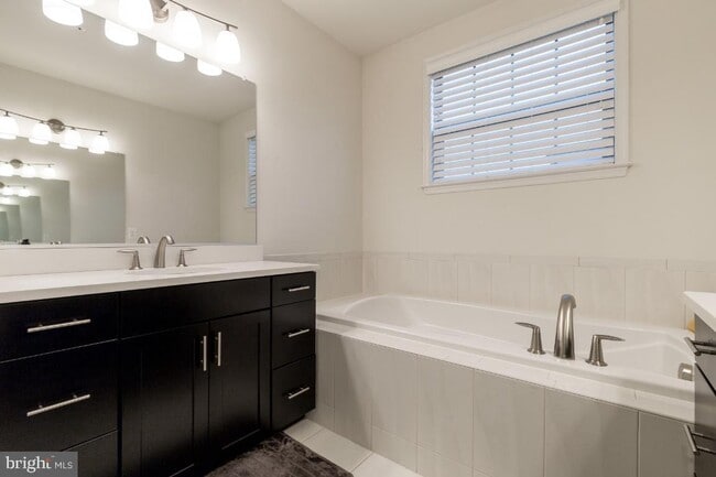 Building Photo - Stunning, light-filled end unit townhome in sought-after Brambleton community.