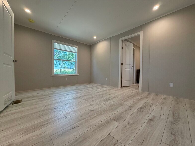 Building Photo - 709 N Collins Fwy