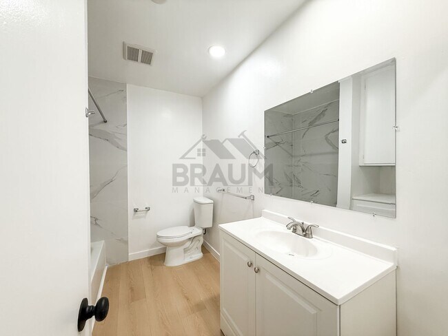 Building Photo - 6039 Whitsett Ave