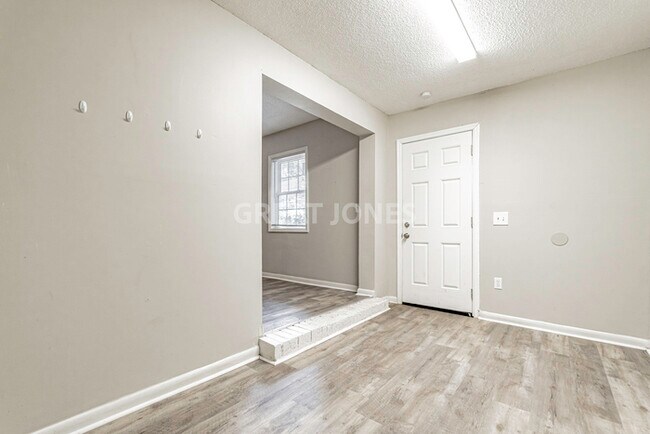 Building Photo - NOW OFFERING FIRST FULL MONTH FREE!